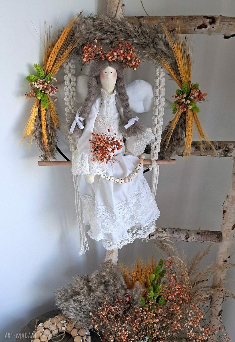 Anielica na obręczy na makramowej huśtawce - anioł stróż dekoracja handmade