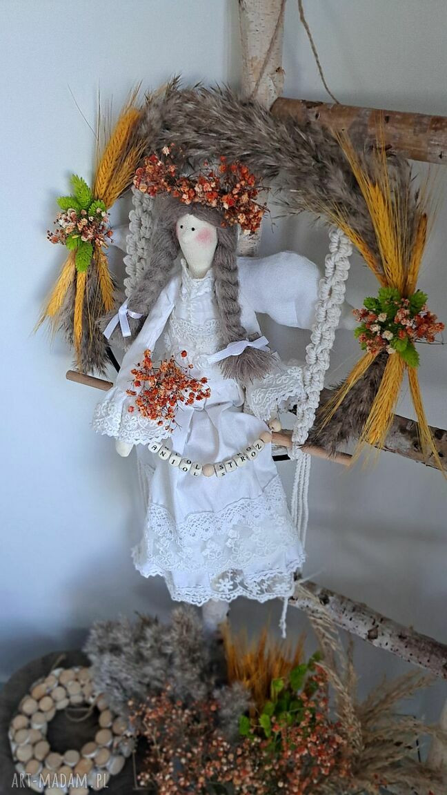 Anielica na obręczy na makramowej huśtawce - anioł stróż dekoracja handmade
