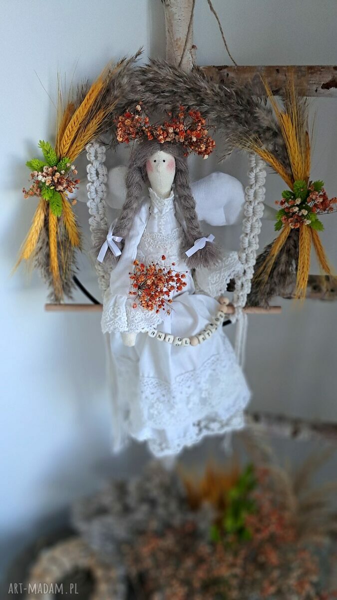 Anielica na obręczy na makramowej huśtawce - anioł stróż dekoracja handmade