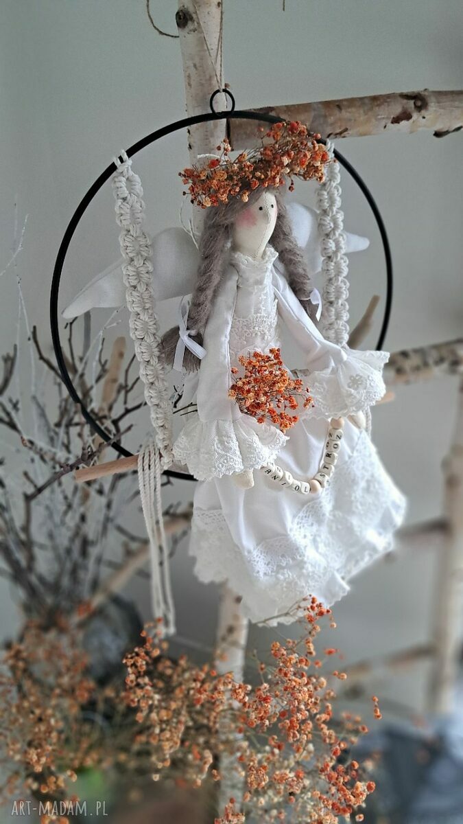 Anielica na obręczy na makramowej huśtawce - anioł stróż dekoracja handmade