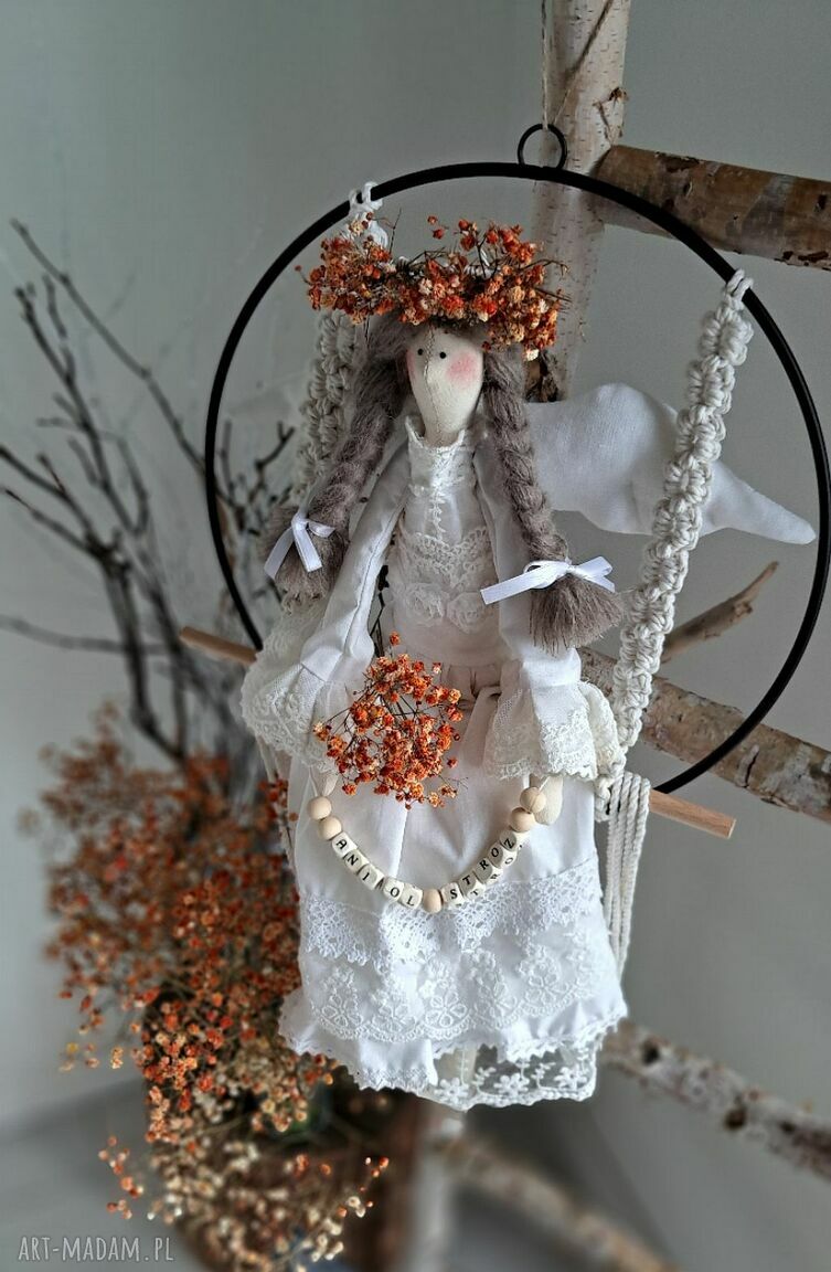 Anielica na obręczy na makramowej huśtawce - anioł stróż dekoracja handmade