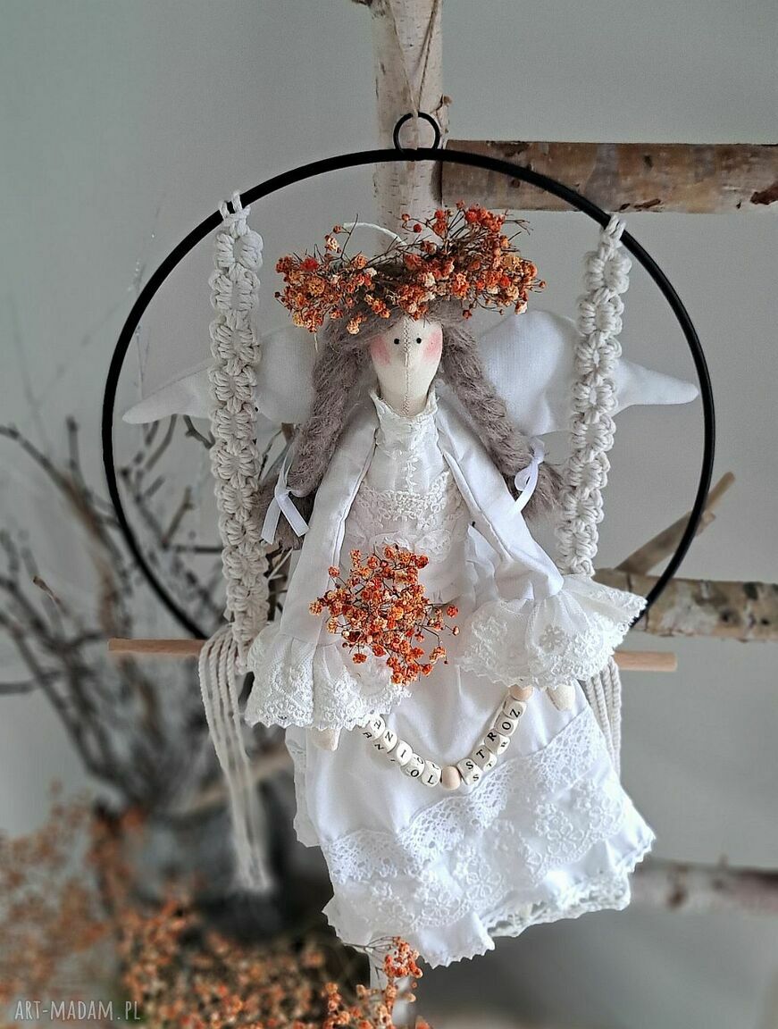 Anielica na obręczy na makramowej huśtawce - anioł stróż dekoracja handmade