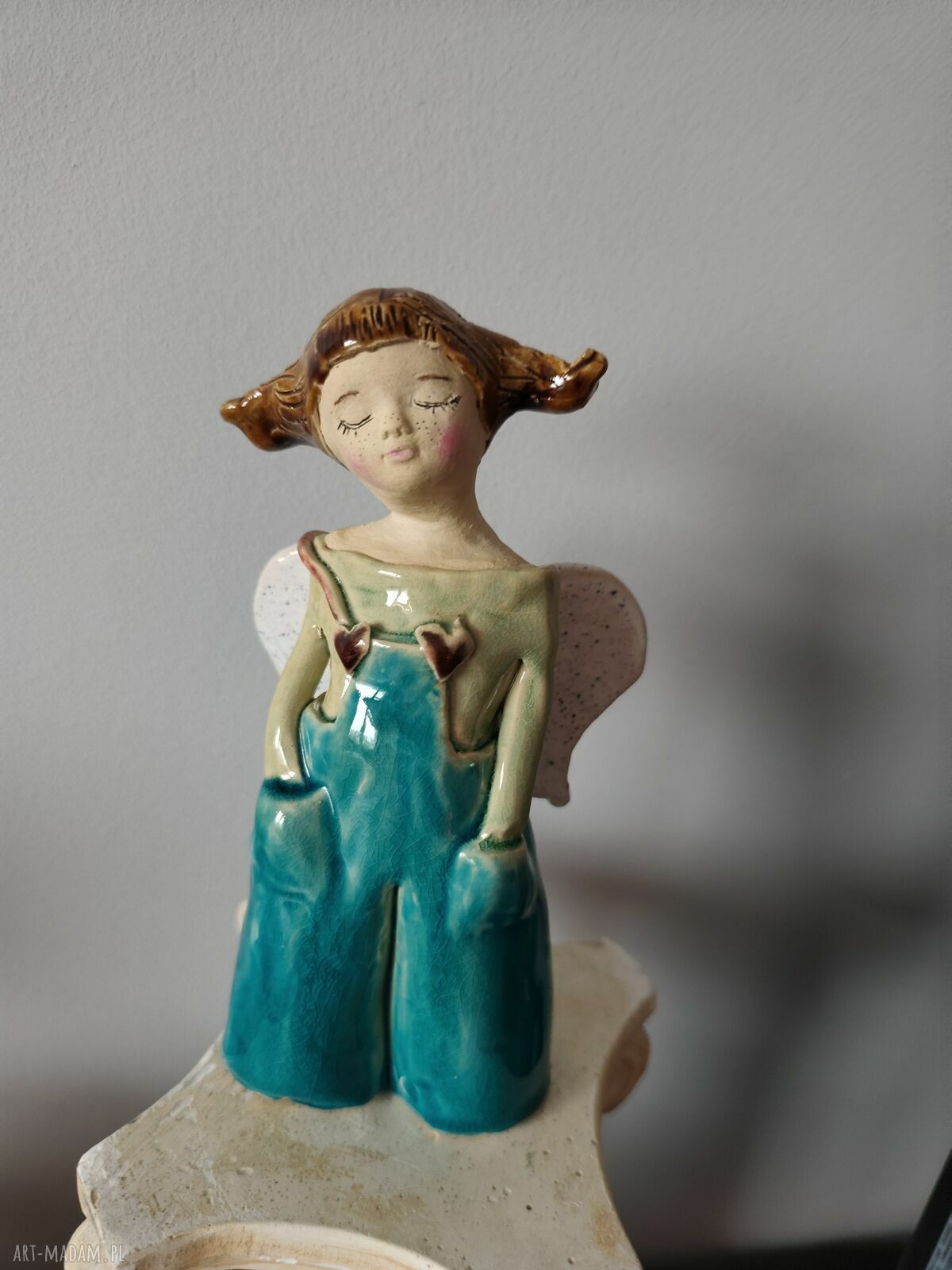 Anioł ceramiczny w ogrodniczkach - prezent na chrzest i komunię