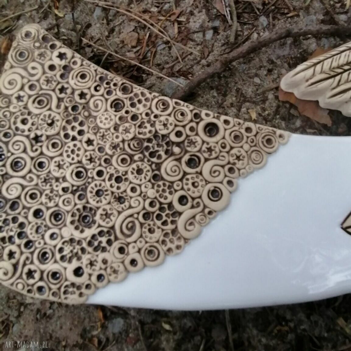 Ręcznie lepiony anioł ceramiczny Skarda - do zawieszenia i z miejscem na dedykację