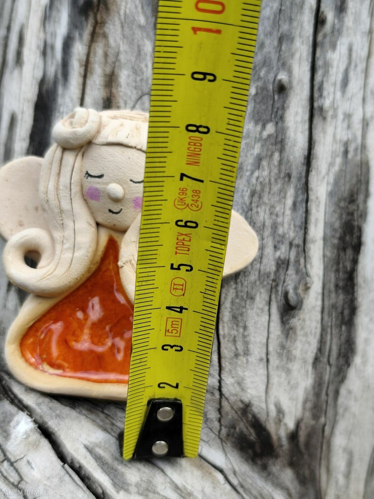 Ręcznie robiony anioł ceramiczny w kolorowej sukience na komunię i chrzest