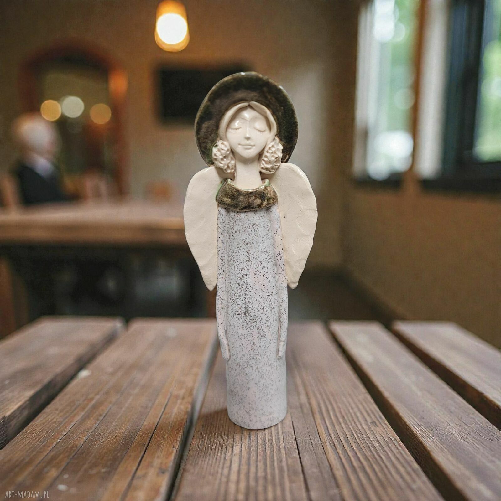 Delikatny dziewczęcy anioł ceramiczny w bieli