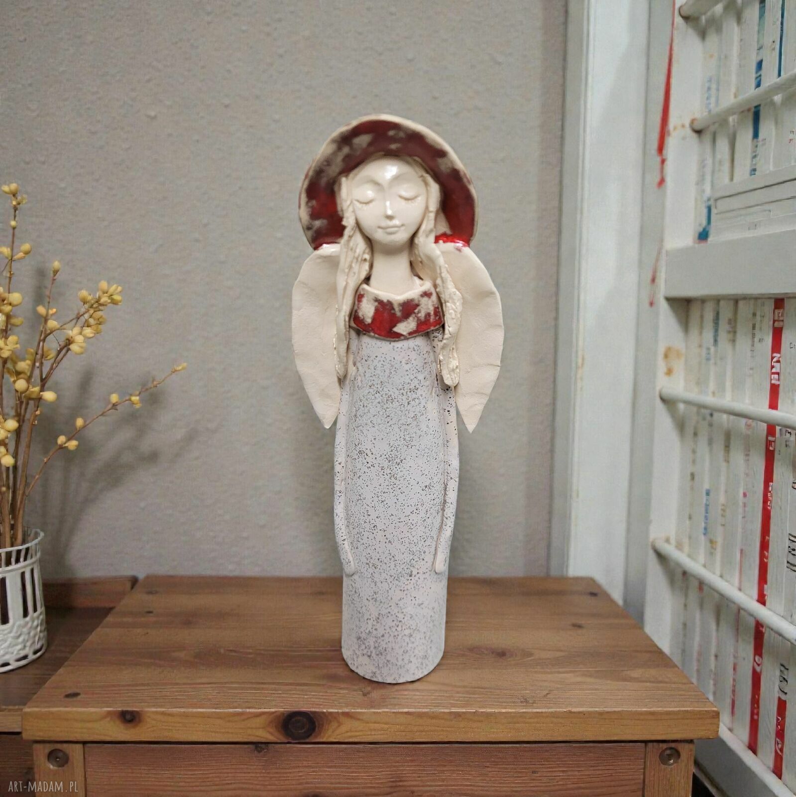 Anioł ceramiczny - delikatna dziewczęca dekoracja wnętrza