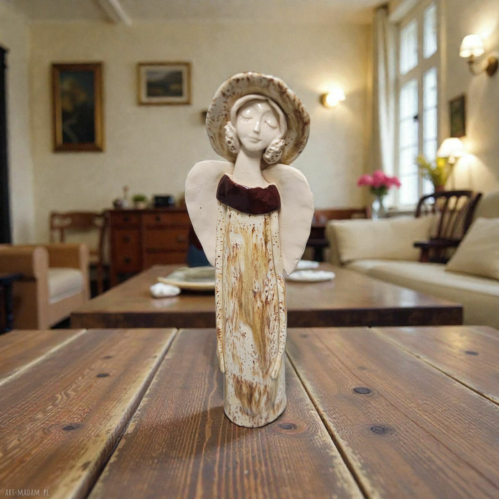Delikatny anioł ceramiczny - ręcznie wykonana dekoracja do domu