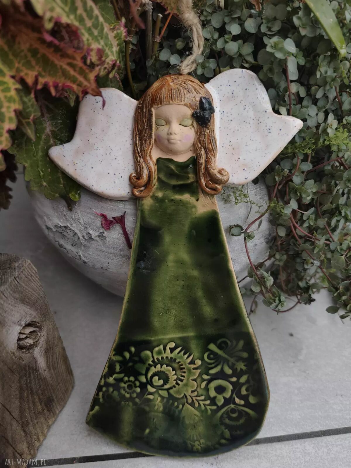 Anioł ceramiczny w zielonej sukience - wyjątkowa dekoracja