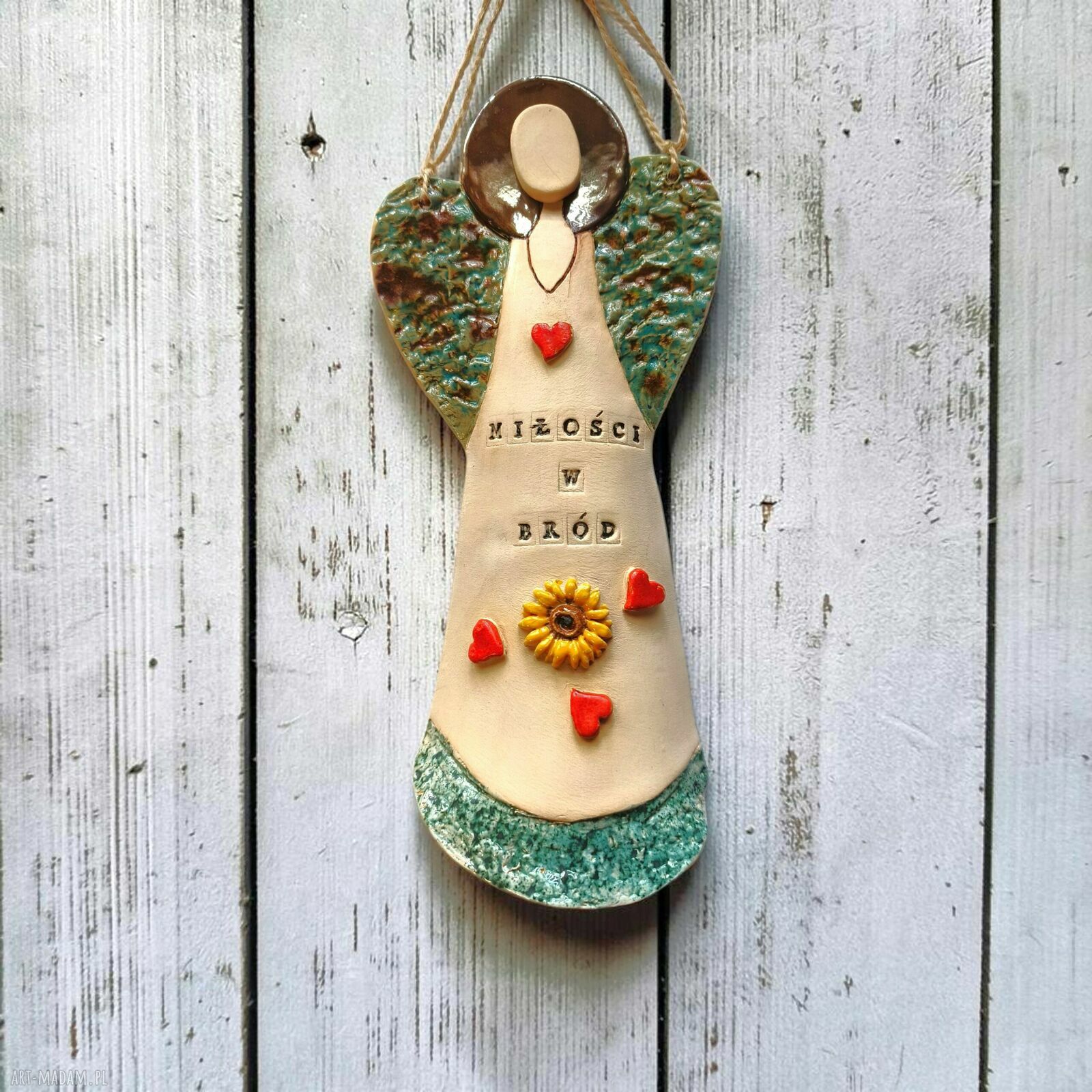 Duży anioł ceramiczny do powieszenia z napisem „Miłości w bród”