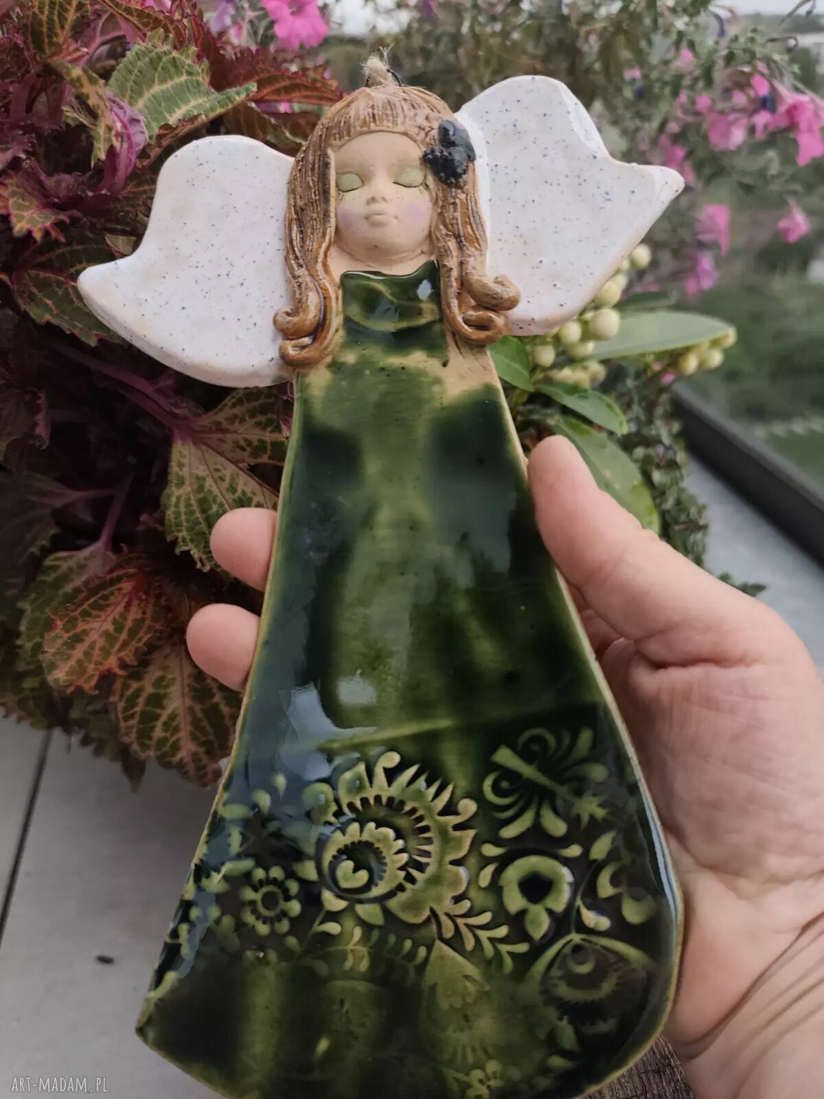 Anioł ceramiczny w zielonej sukience - wyjątkowa dekoracja