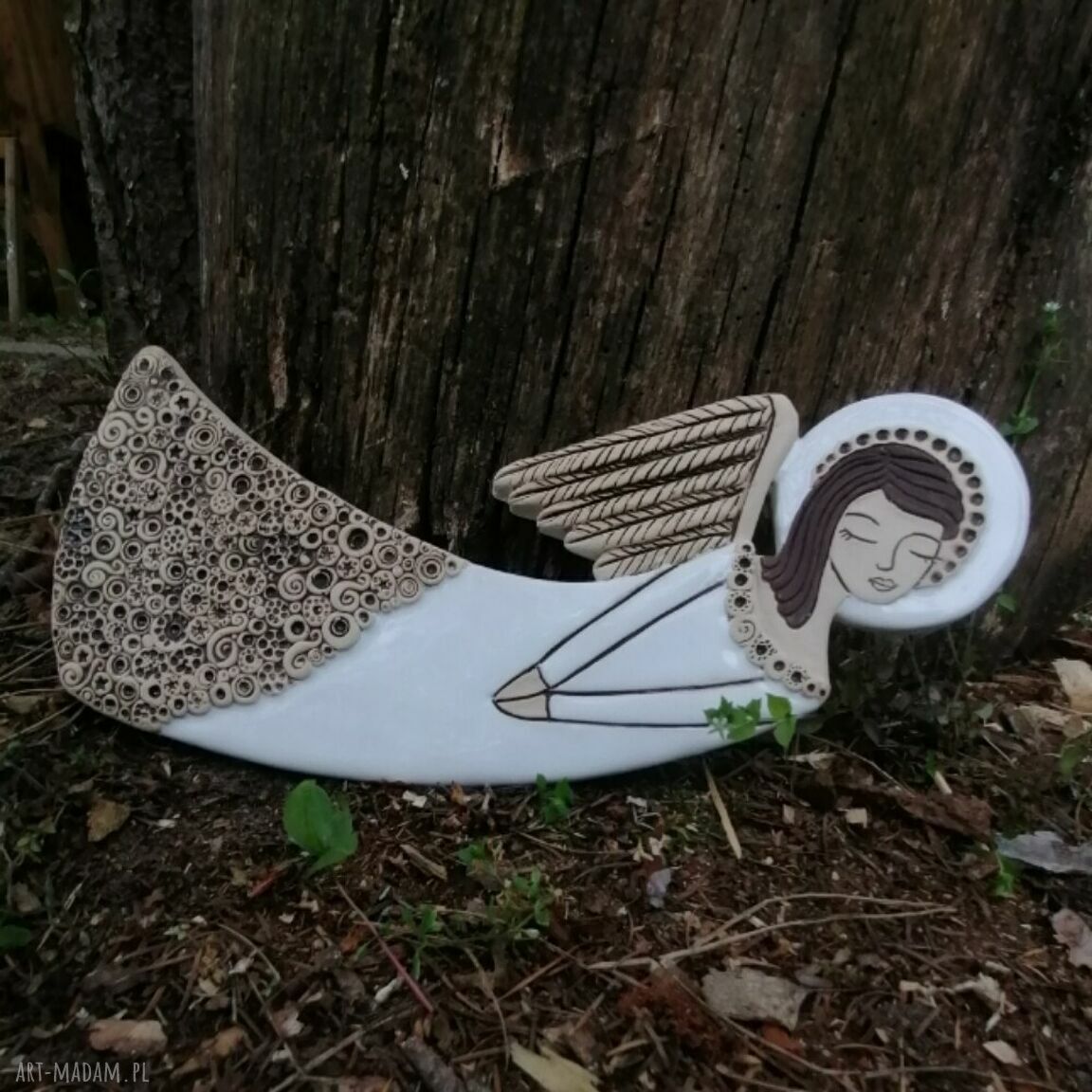 Ręcznie lepiony anioł ceramiczny Skarda - do zawieszenia i z miejscem na dedykację
