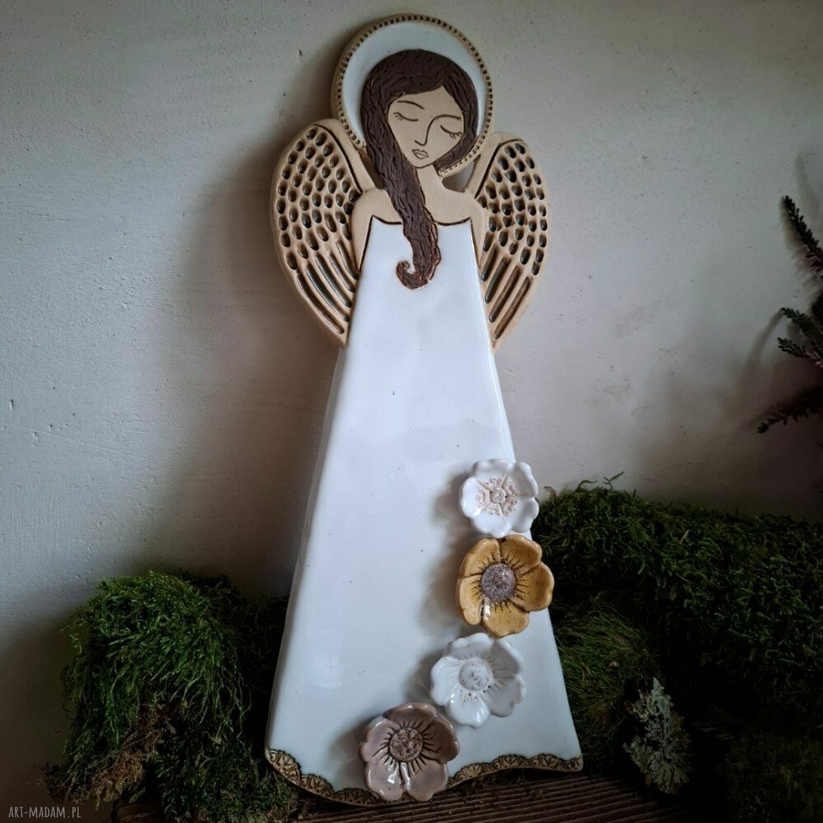 Anioł ceramiczny z kwiatami na ścianę - pamiątka od serca na lata