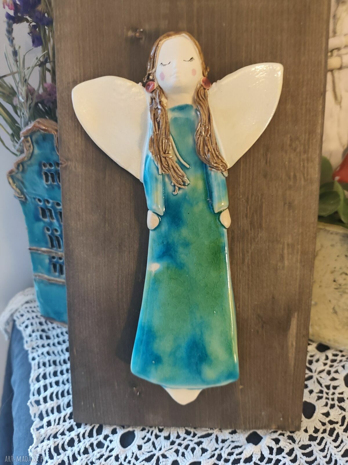 Anioł ceramiczny na desce 19x34 cm - ozdoba bożonarodzeniowa z zaczepami do zawieszenia