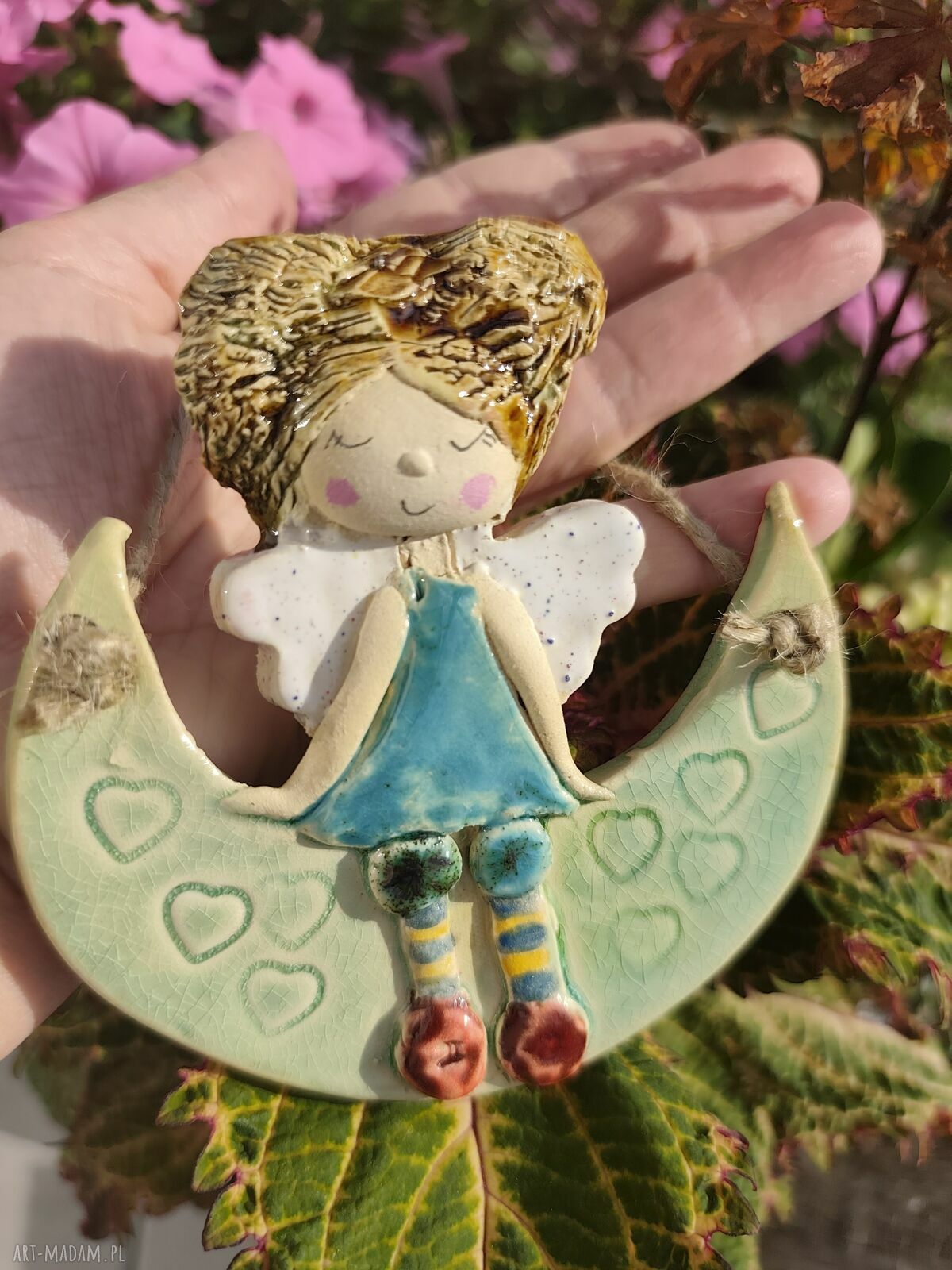 Ręcznie robiony anioł ceramiczny na księżycu