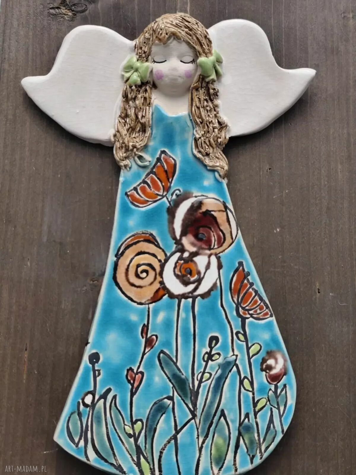 Kolorowy anioł ceramiczny na łące - wyjątkowe rękodzieło
