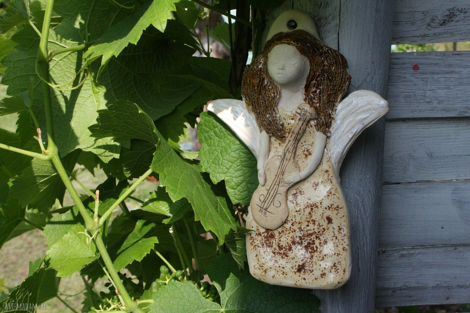 Anioł ceramiczny ze skrzypcami - beżowa ozdoba do domu i ogrodu