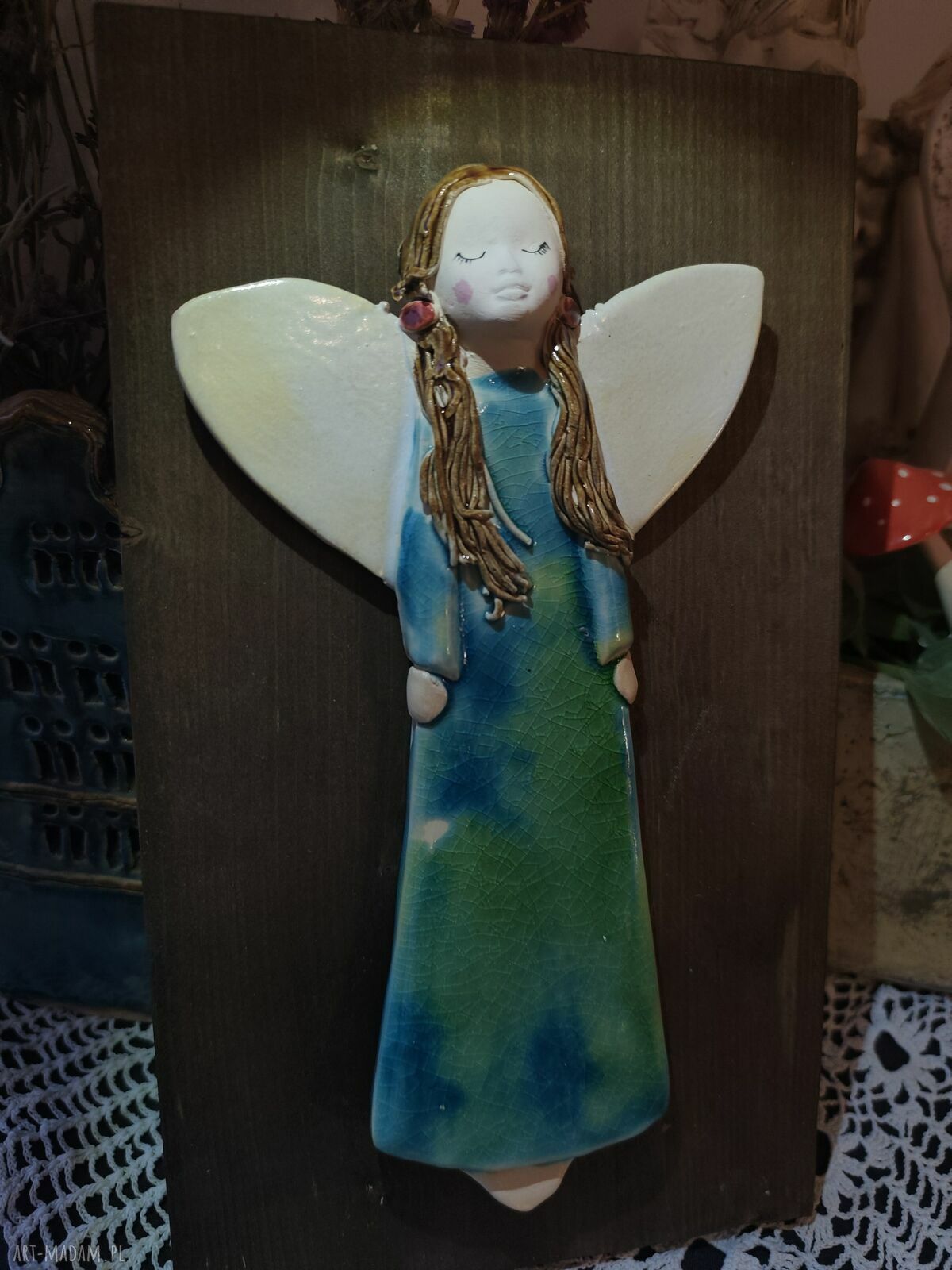 Anioł ceramiczny na desce 19x34 cm - ozdoba bożonarodzeniowa z zaczepami do zawieszenia