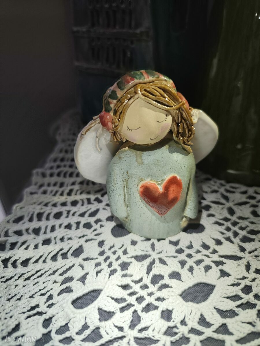 Kolorowy anioł ceramiczny - świąteczna ozdoba pełna ciepła