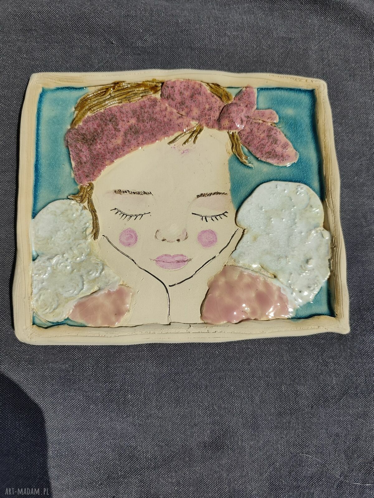 Kolorowy anioł ceramiczny - wyjątkowa ozdoba do domu