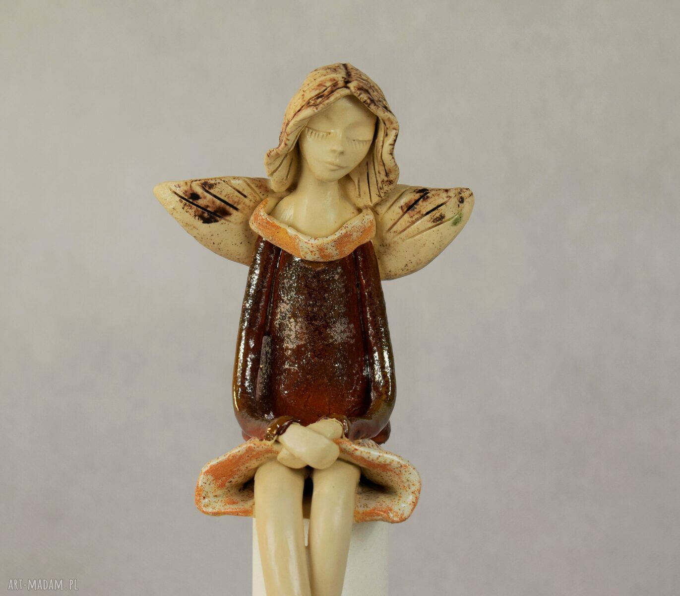 Anioł ceramiczny siedzący - ręcznie wykonana dekoracja z beżu i brązu (ok. 20 cm)