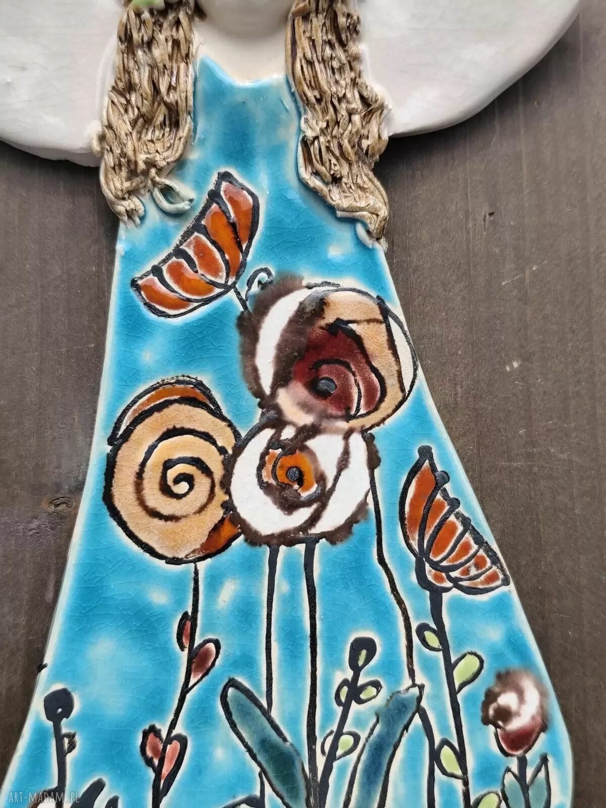 Kolorowy anioł ceramiczny na łące - wyjątkowe rękodzieło