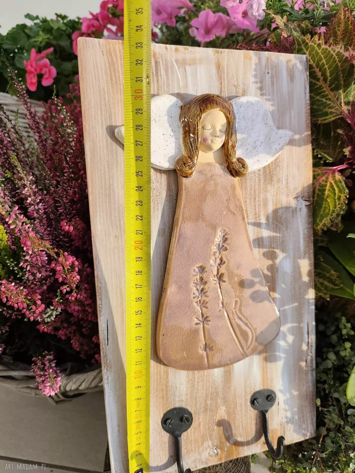 Anioł ceramiczny na drewnianej desce - dekoracyjny wieszak