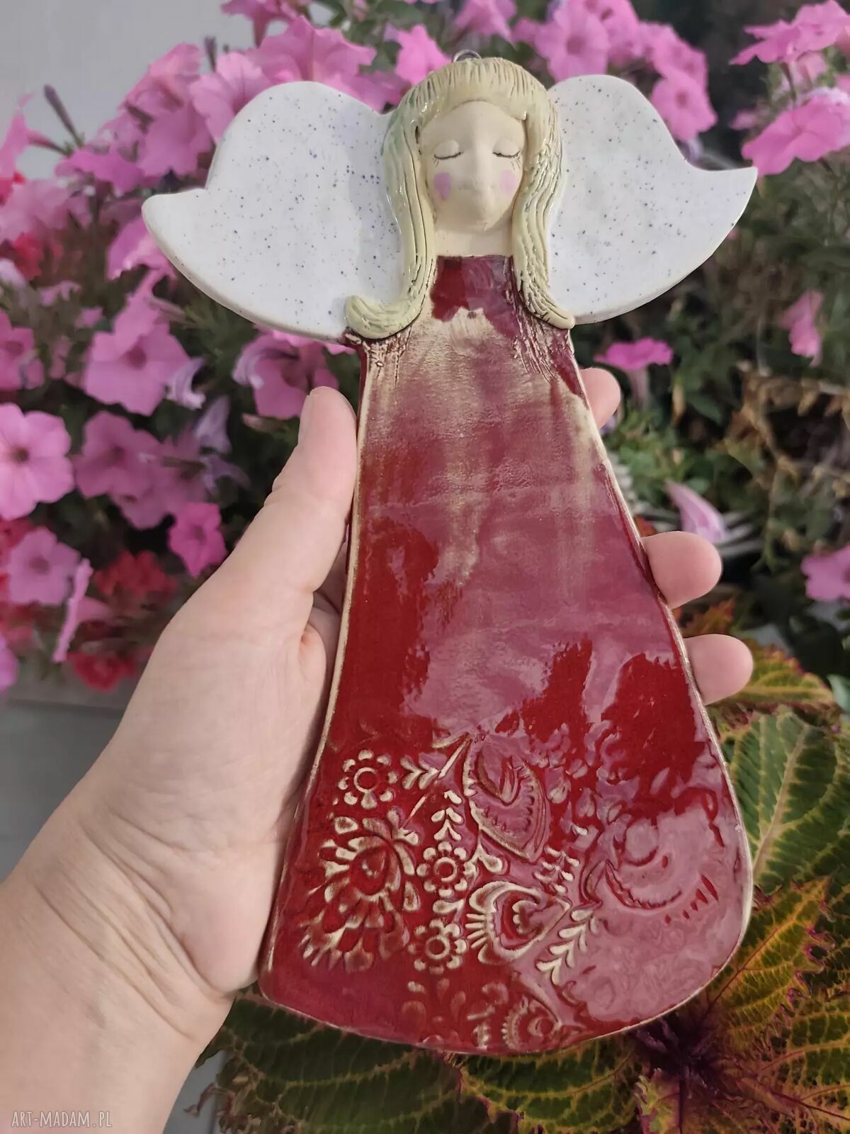 Anioł ceramiczny w wiśniowej sukience - ręcznie robiona figurka