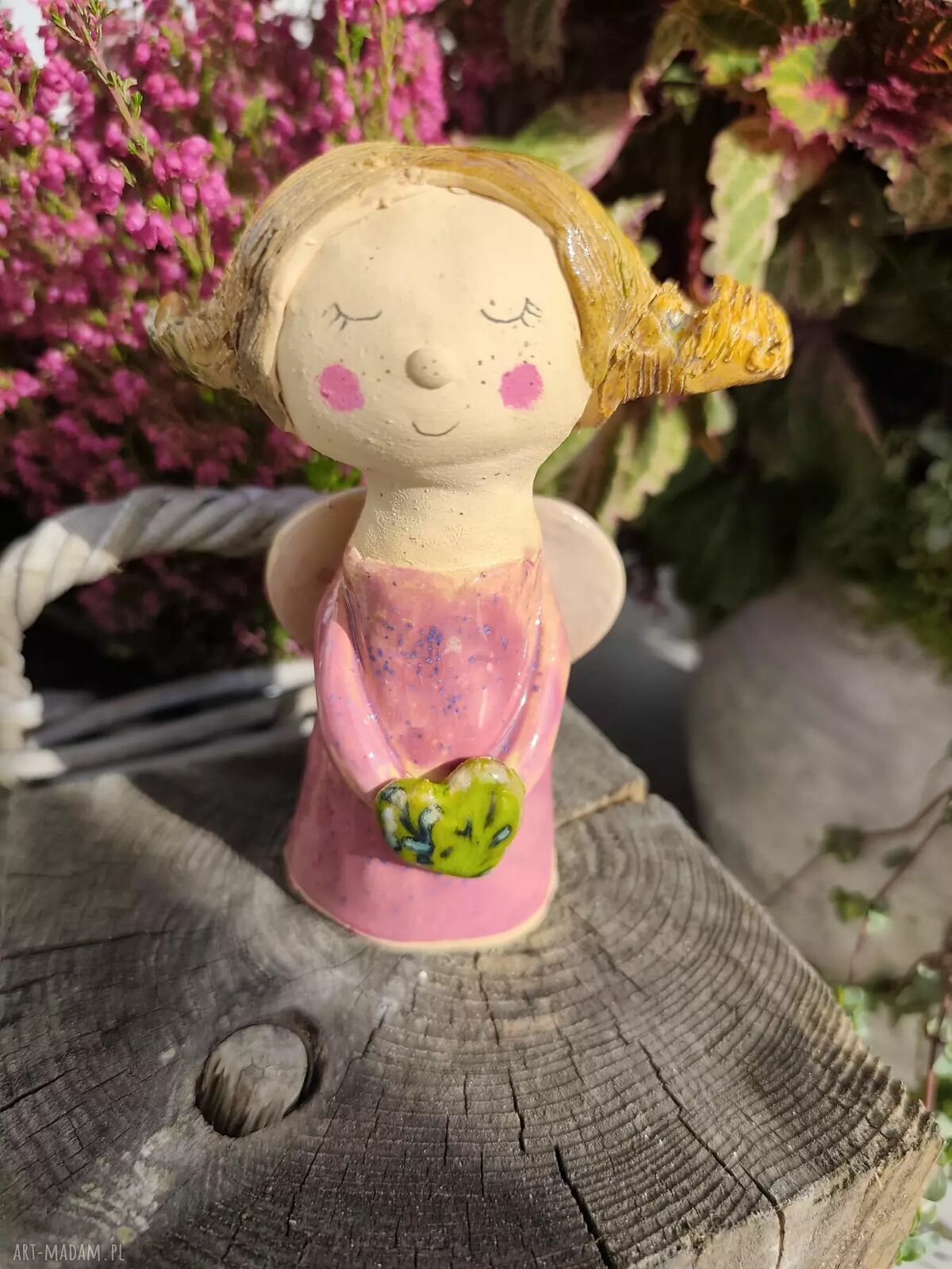 Ręcznie robiony anioł ceramiczny z zielonym sercem
