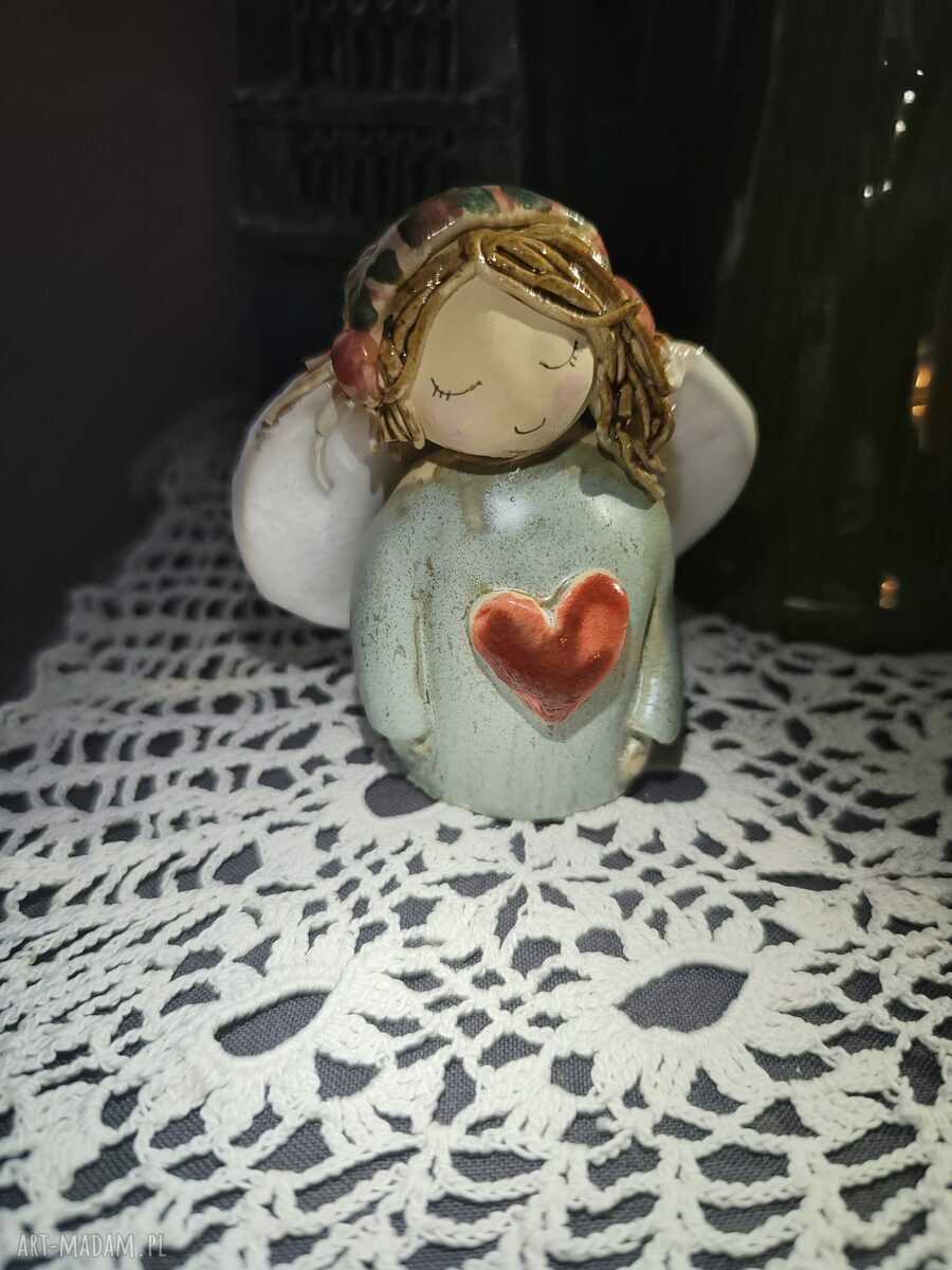 Kolorowy anioł ceramiczny - świąteczna ozdoba pełna ciepła