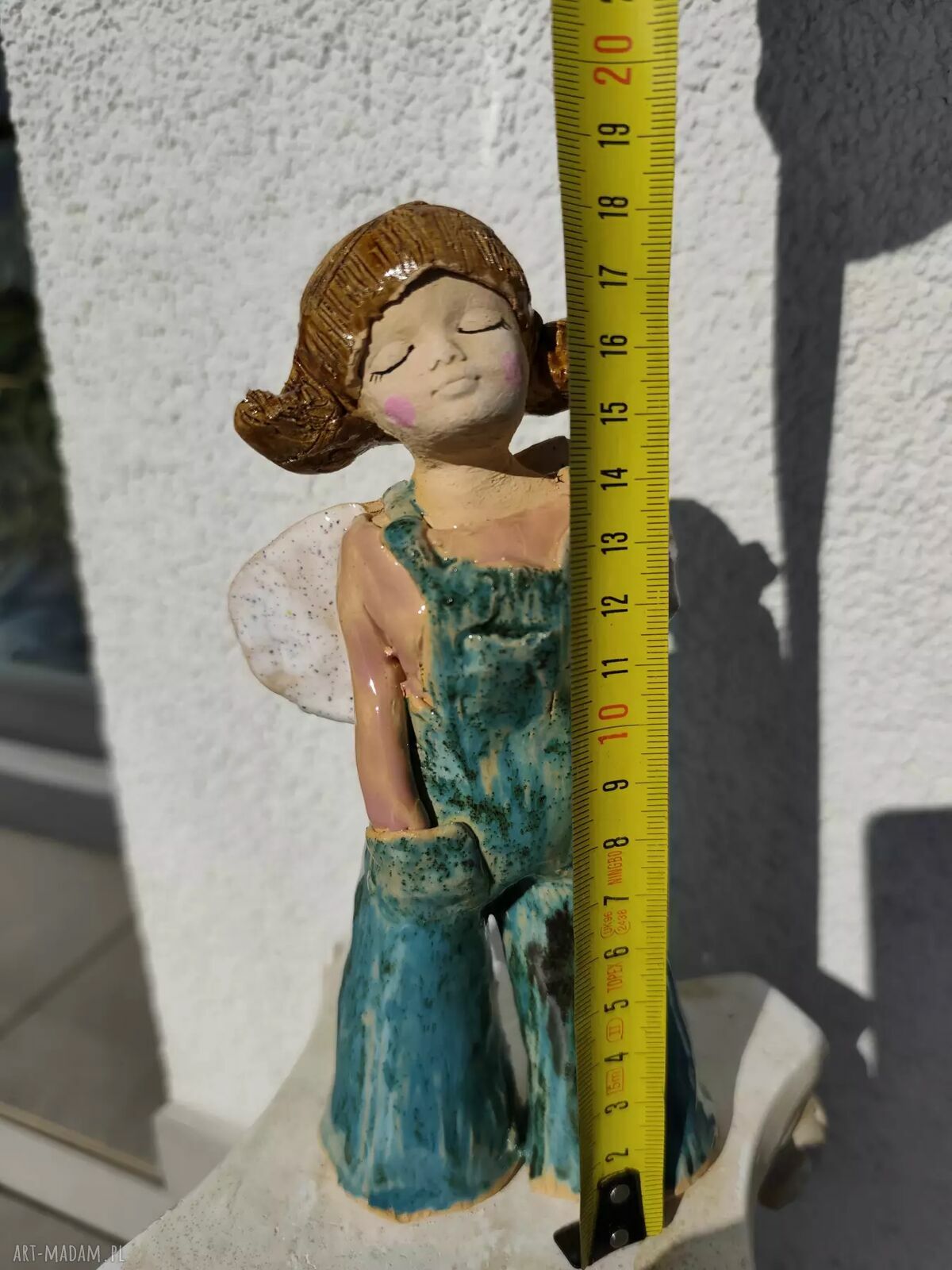 Ceramiczny anioł w turkusowych ogrodniczkach - rękodzieło