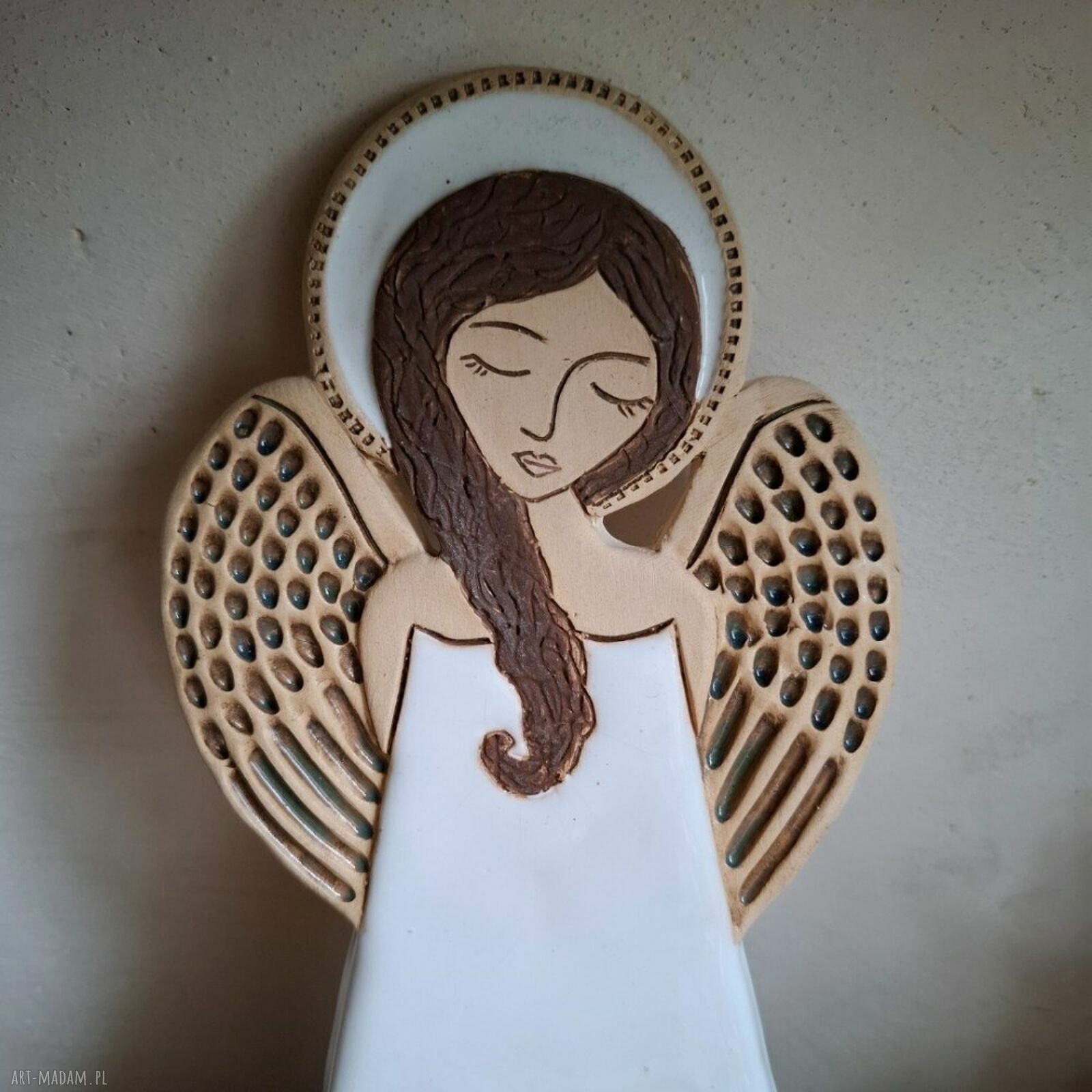 Anioł ceramiczny z kwiatami na ścianę - pamiątka od serca na lata