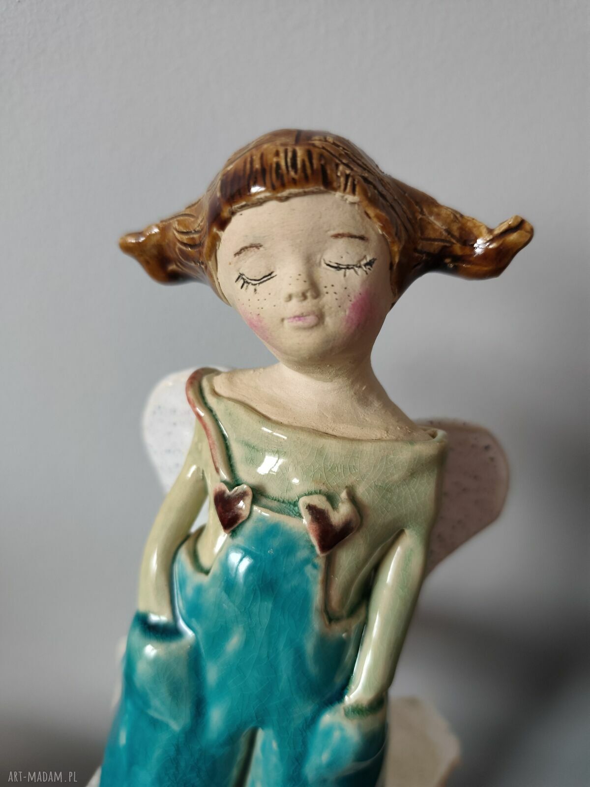 Anioł ceramiczny w ogrodniczkach - prezent na chrzest i komunię