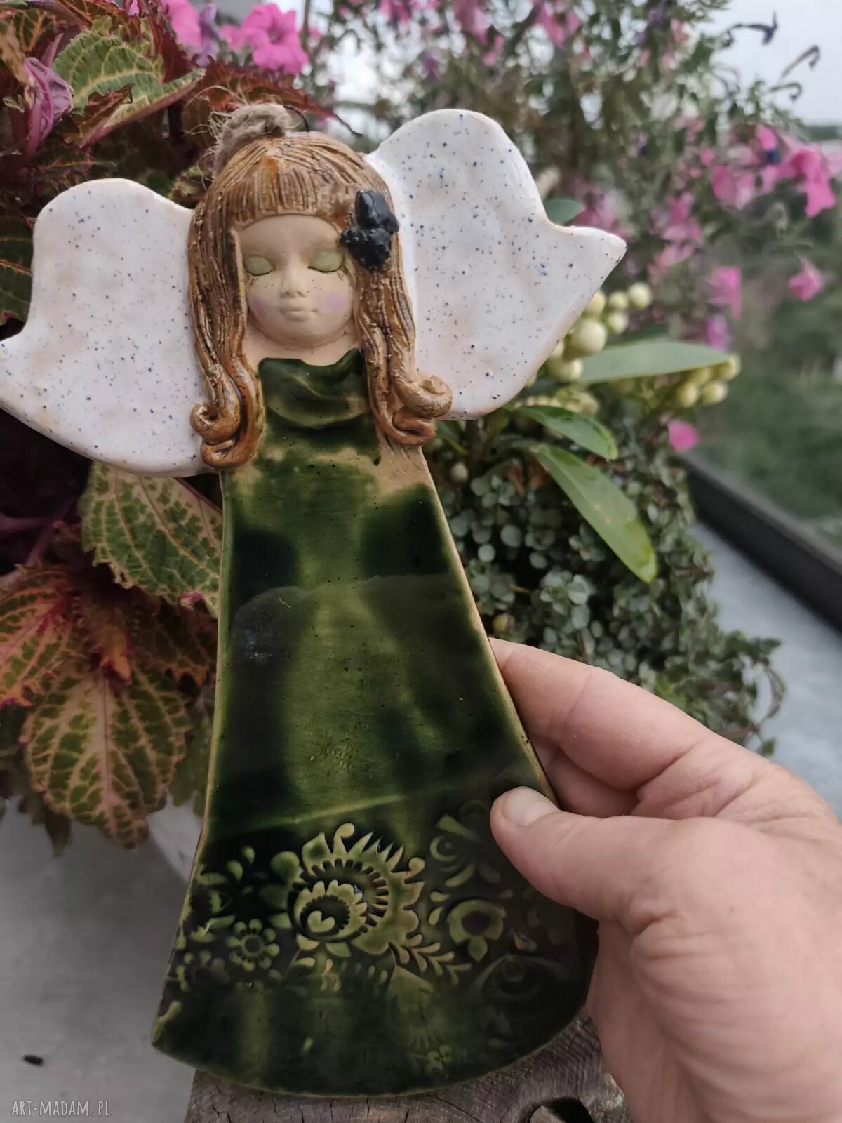Anioł ceramiczny w zielonej sukience - wyjątkowa dekoracja