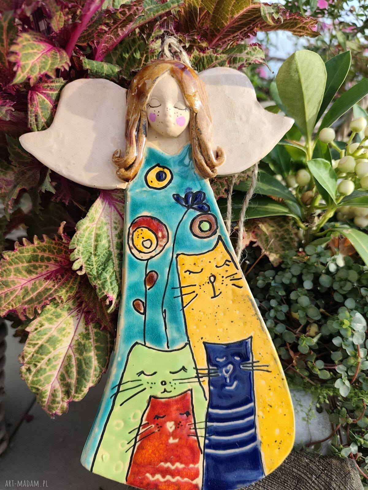 Ceramiczny aniołek z kotami - ręcznie wykonana pamiątka