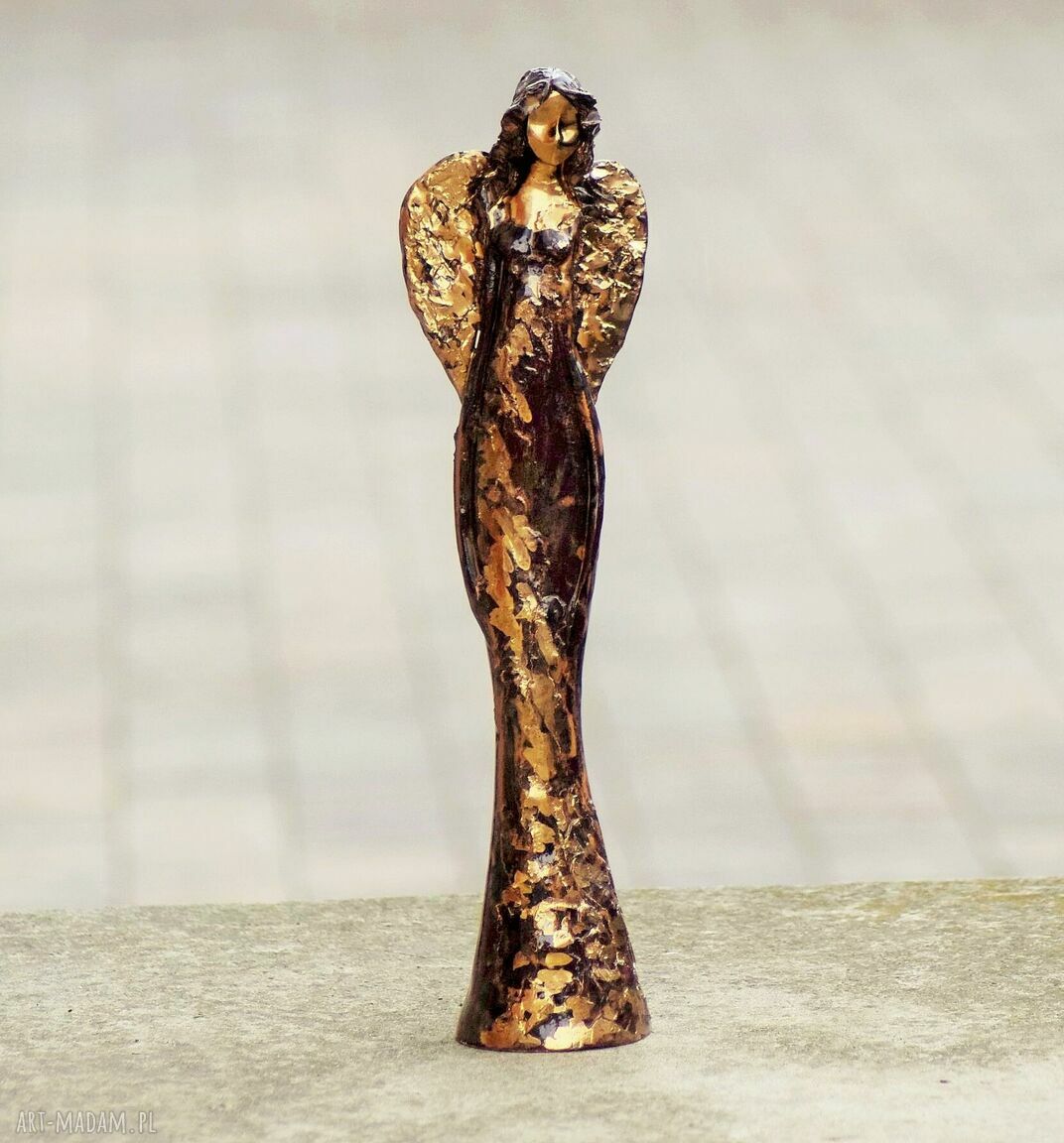 Anioł ceramiczny - ręcznie wykonana dekoracja z gliny, złote akcenty ok. 37 cm