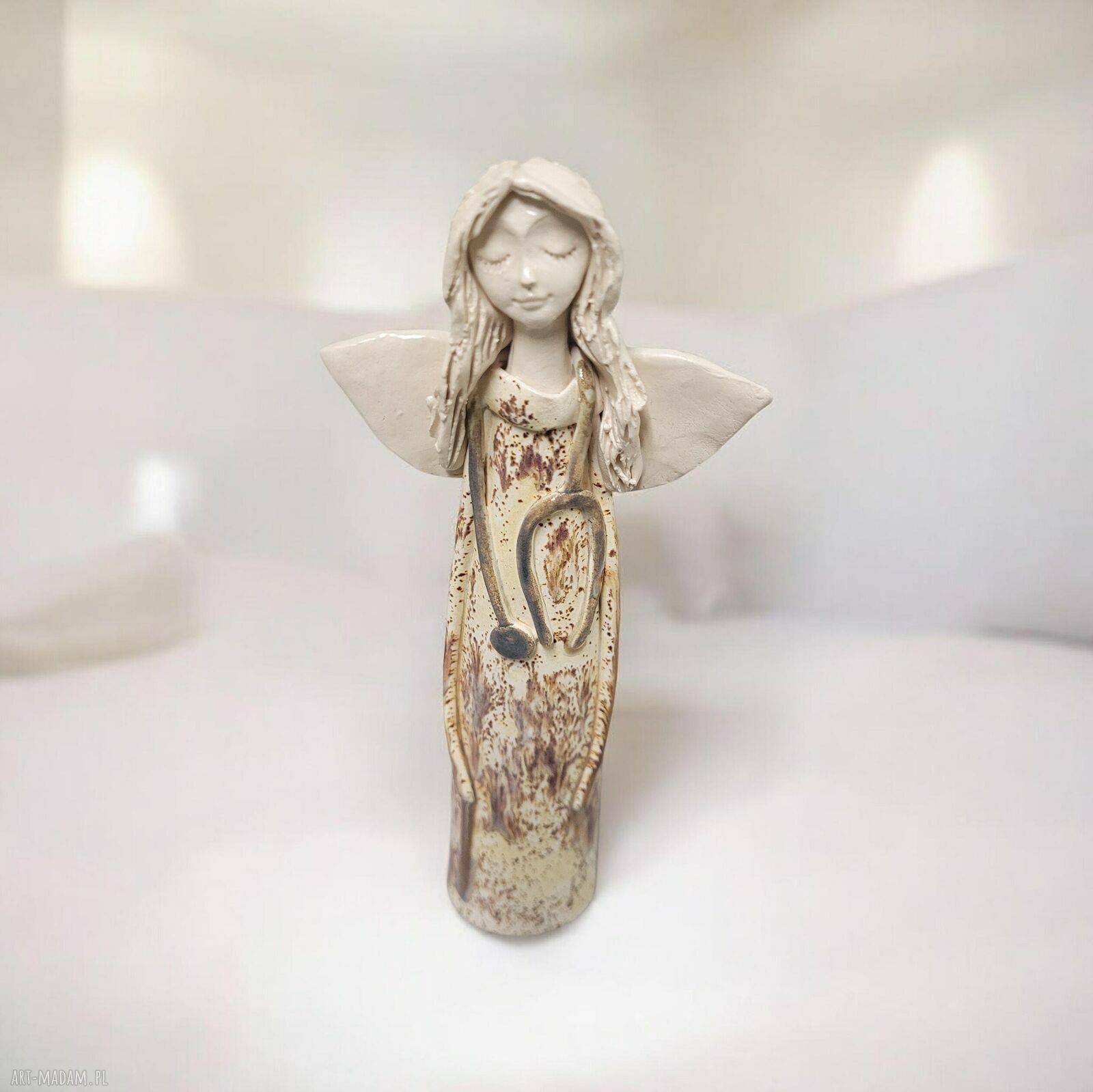 Anioł ceramiczny dla lekarza - beżowa ceramika handmade, ok. 23 cm