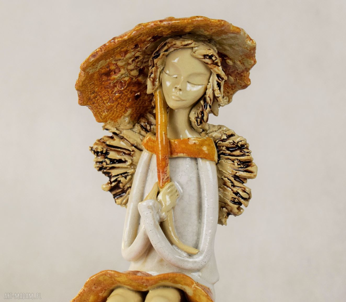 Anioł ceramiczny siedzący z parasolem - ręcznie wykonany