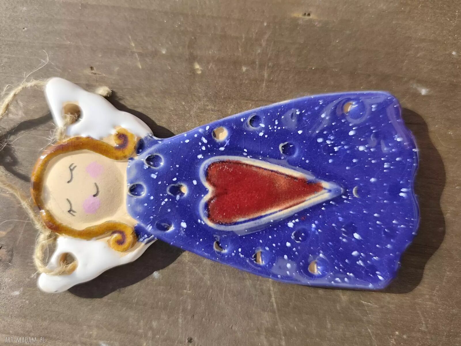Uśmiechnięty anioł ceramiczny - wyjątkowa dekoracja i prezent