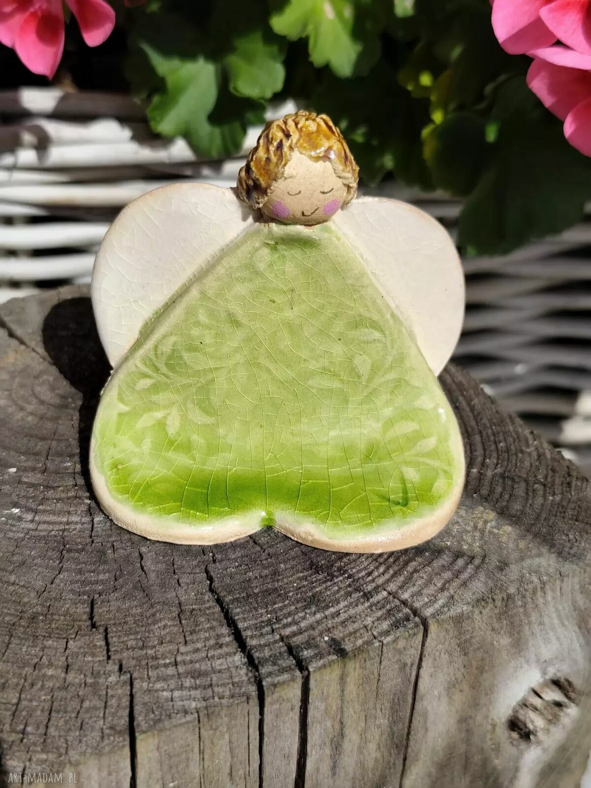 Ręcznie wykonany ceramiczny aniołek z serduszek