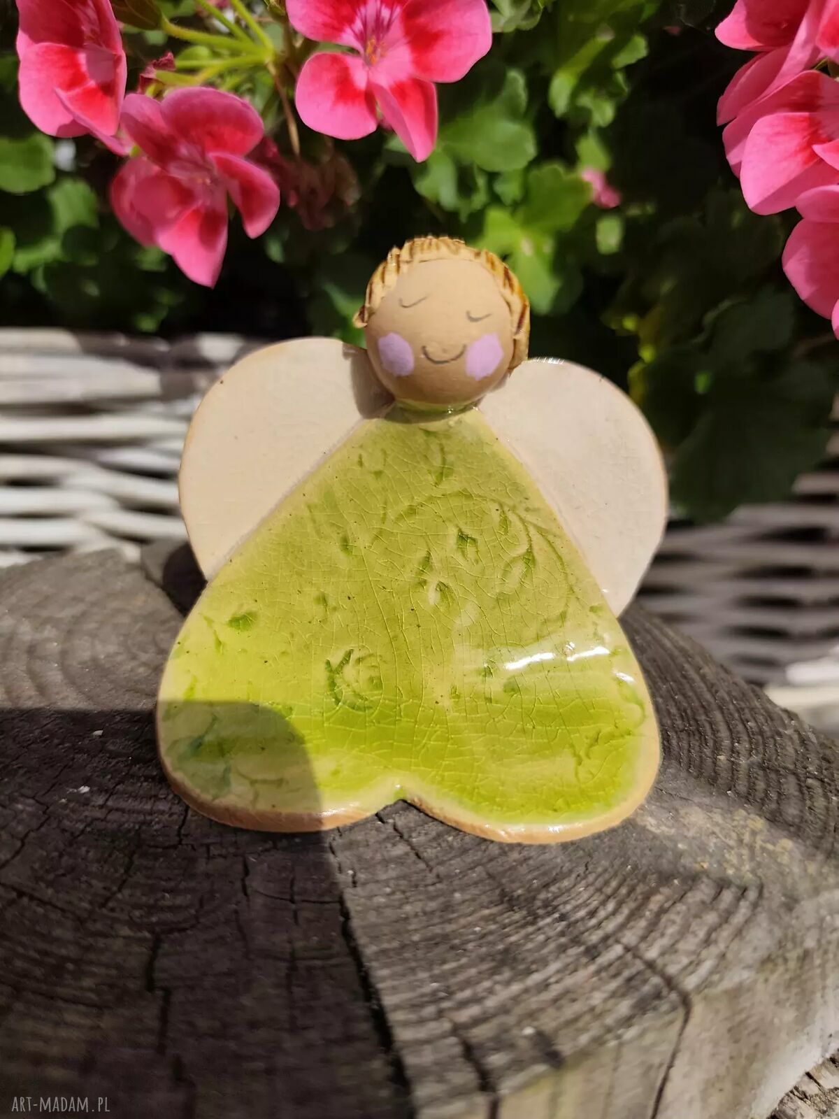 Ceramiczny aniołek z serduszkami - ręcznie robiona ozdoba