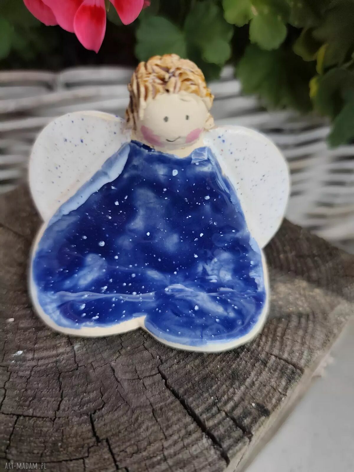 Ceramiczny aniołek z serduszek - ręcznie wykonana dekoracja
