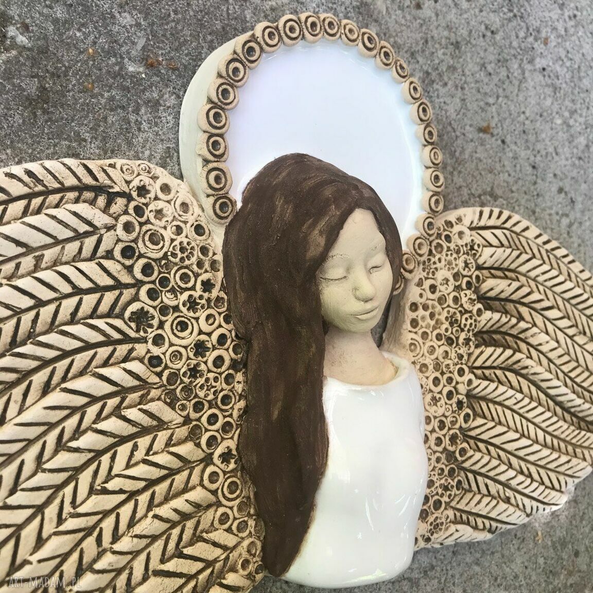Anioł ceramiczny Sitan II na ścianę - ręcznie lepiony