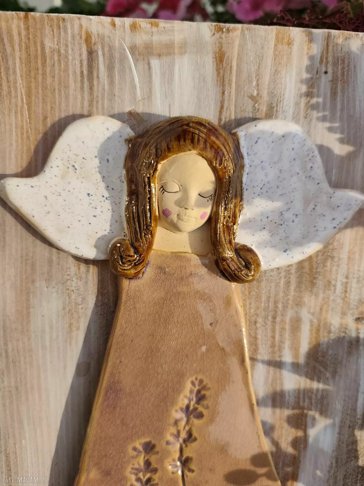 Anioł ceramiczny na drewnianej desce - dekoracyjny wieszak handmade