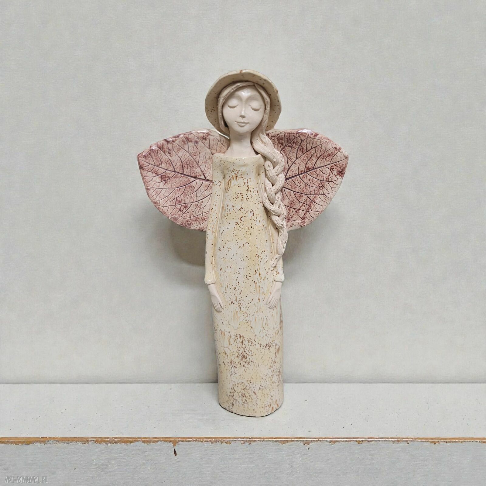 Anioł ceramiczny w kapeluszu z warkoczem - rękodzieło ok. 34 cm
