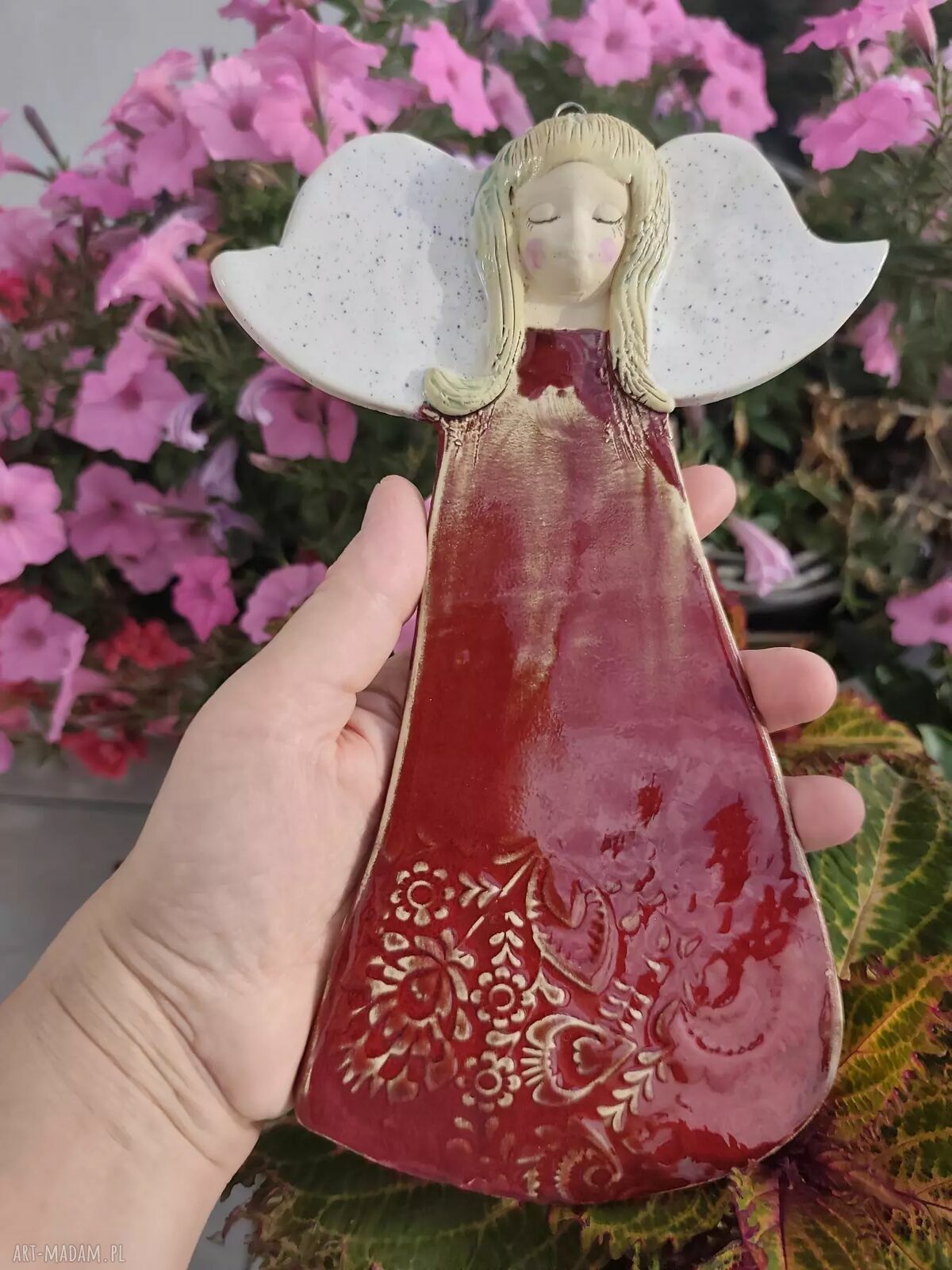 Anioł ceramiczny w wiśniowej sukience - ręcznie robiona figurka