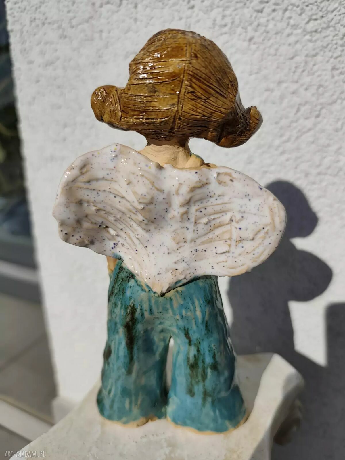 Ceramiczny anioł w turkusowych ogrodniczkach - rękodzieło