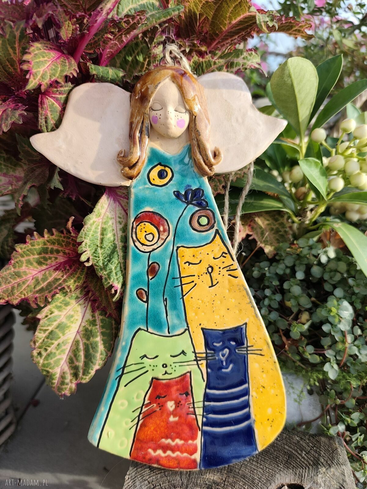 Ceramiczny aniołek z kotami - ręcznie wykonana pamiątka