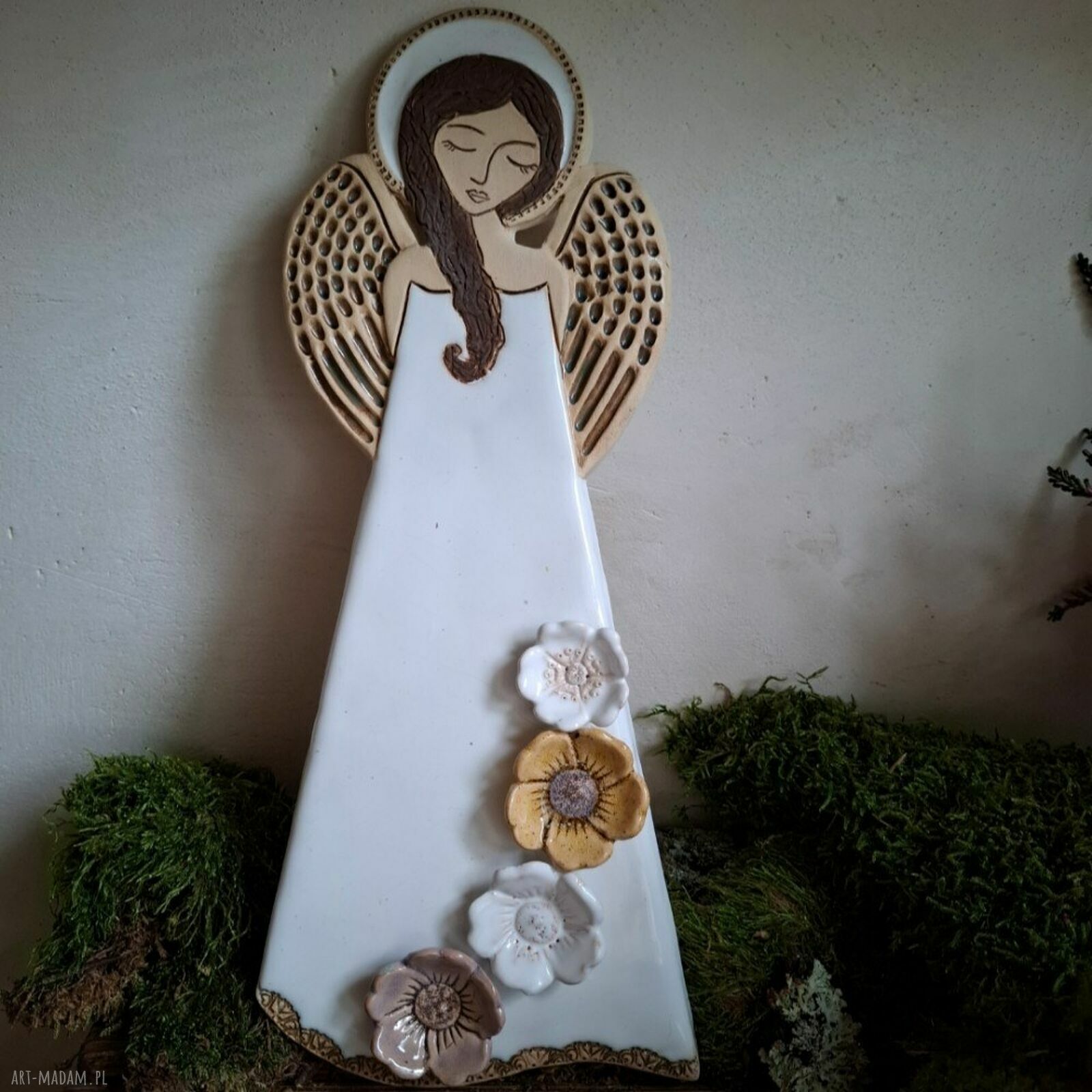 Anioł ceramiczny z kwiatami na ścianę - pamiątka od serca na lata