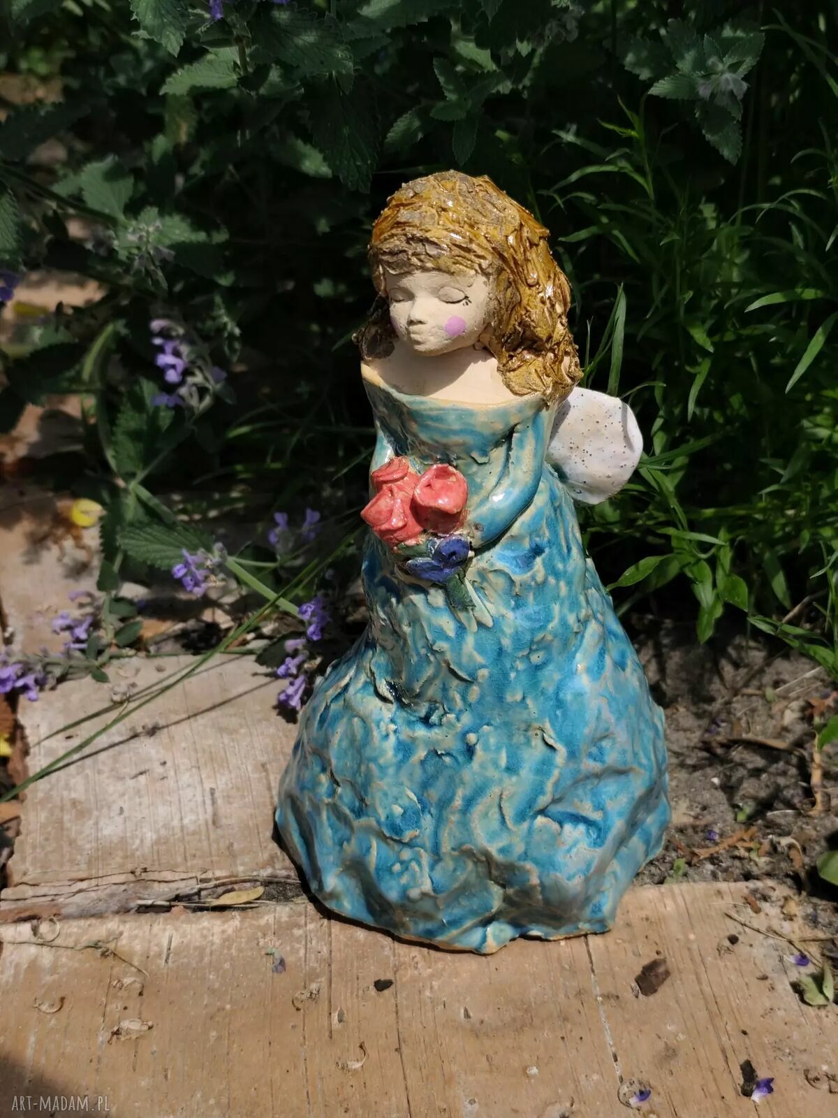 Anioł ceramiczny z różami - ręcznie robiona dekoracja